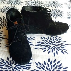 Tom's wedge booties